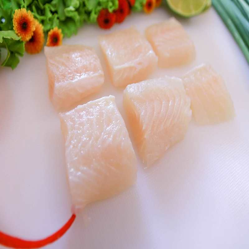 Phi lê cá tra thịt trắng loại 1 được cắt thành những khối vuông (Cube) với các kích thước 25/35, 35/50, 50/70… (Gram/Pc)