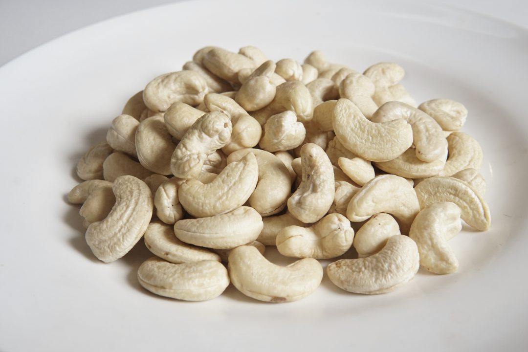Es wird empfohlen, hochwertige weiße Cashewnüsse zu verwenden, um köstliche Fischhaut-Cashews herzustellen - Kimmy Farm Vietnam
