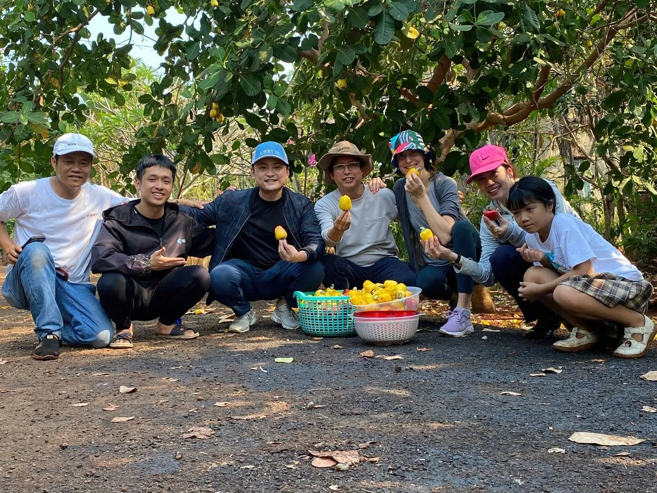 The cashew fruit taste is sweet but slightly astringent - Kimmy Farm Vietnam with our Customers - Happy Monents