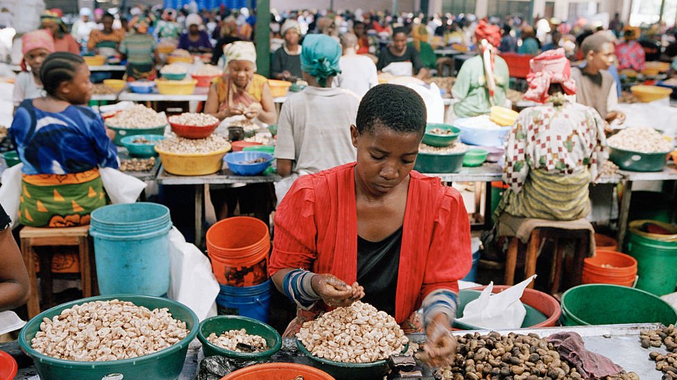 Bóc vỏ hạt điều thô tại nhà máy chế biến điều địa phương ở Tanzania