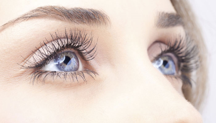 Hạt điều nhân chứa hàm lượng lutein và zeaxanthin cao, hoạt động như chất chống oxy hóa tốt cho mắt khi tiêu thụ thường xuyên.