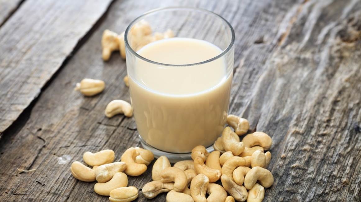 Sữa hạt điều chứa: chất béo lành mạnh, protein, và nhiều loại vitamin và khoáng chất...