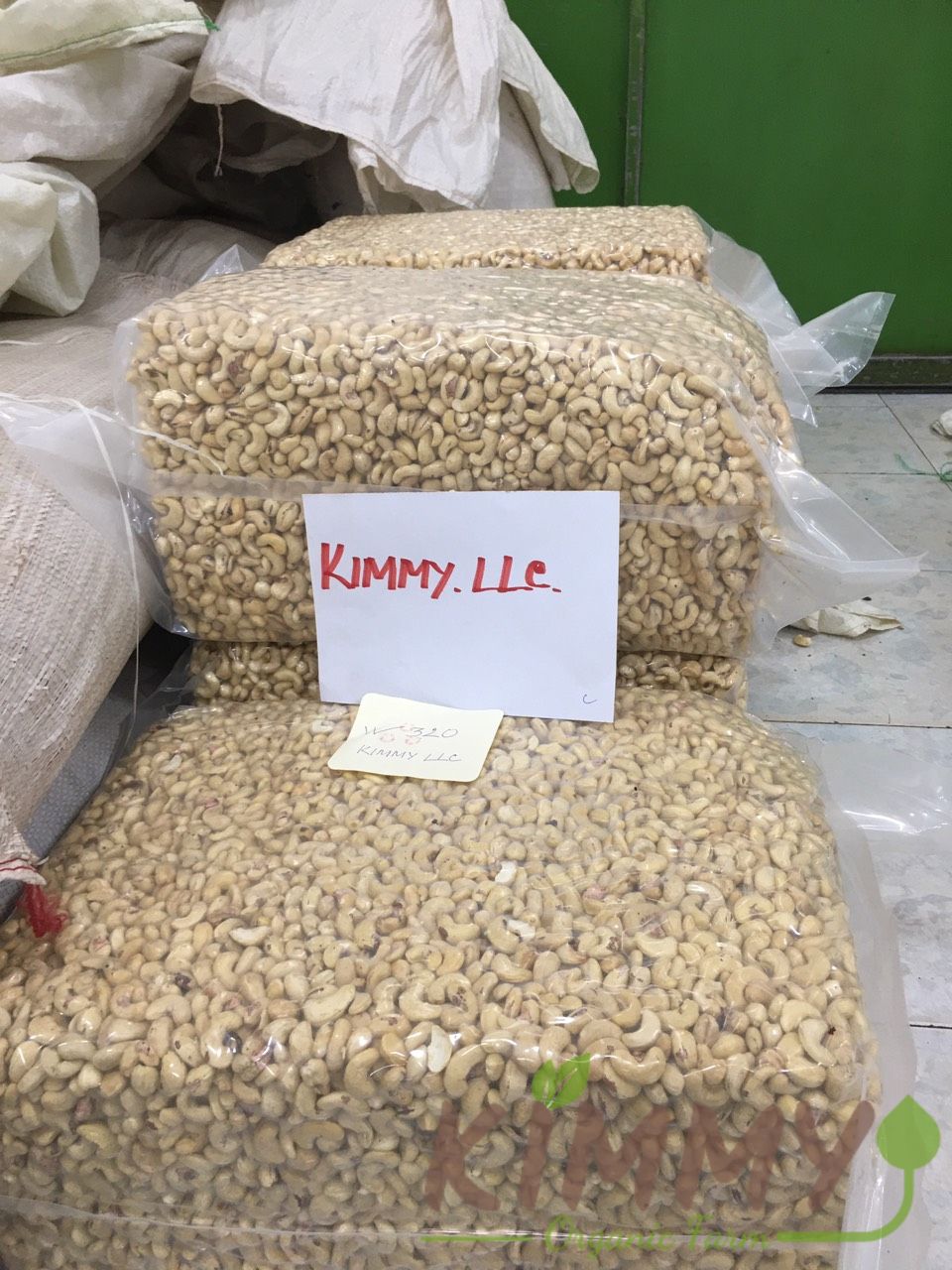 Vietnam W320 Cashew Nut White Whole Cashews High-Quality Ready For Export - Raw image of W320 From Our Cashew Factory!-7