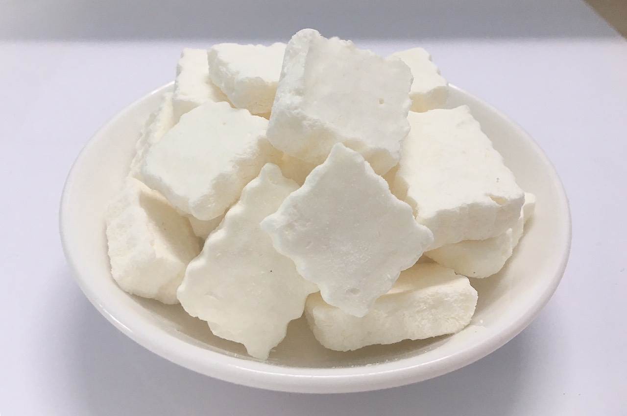 Gefriergetrockneter Joghurt ist eine normale Art von Joghurt, wird jedoch einem Sublimationstrocknungsprozess unterzogen, um den Joghurt trocken, leicht zu essen und leicht zu transportieren und dennoch alle Nährwerte und natürlichen Aromen von Joghurt zu bewahren.