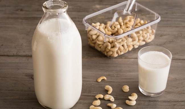 Sữa hạt điều là một loại sữa sự thay thế lành mạnh cho sữa bò truyền thống.