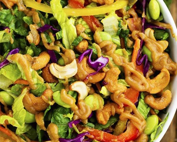 Ăn Salad hạt điều không có gây mập mà còn giúp bạn khỏe hơn, hỗ trợ giảm cân.