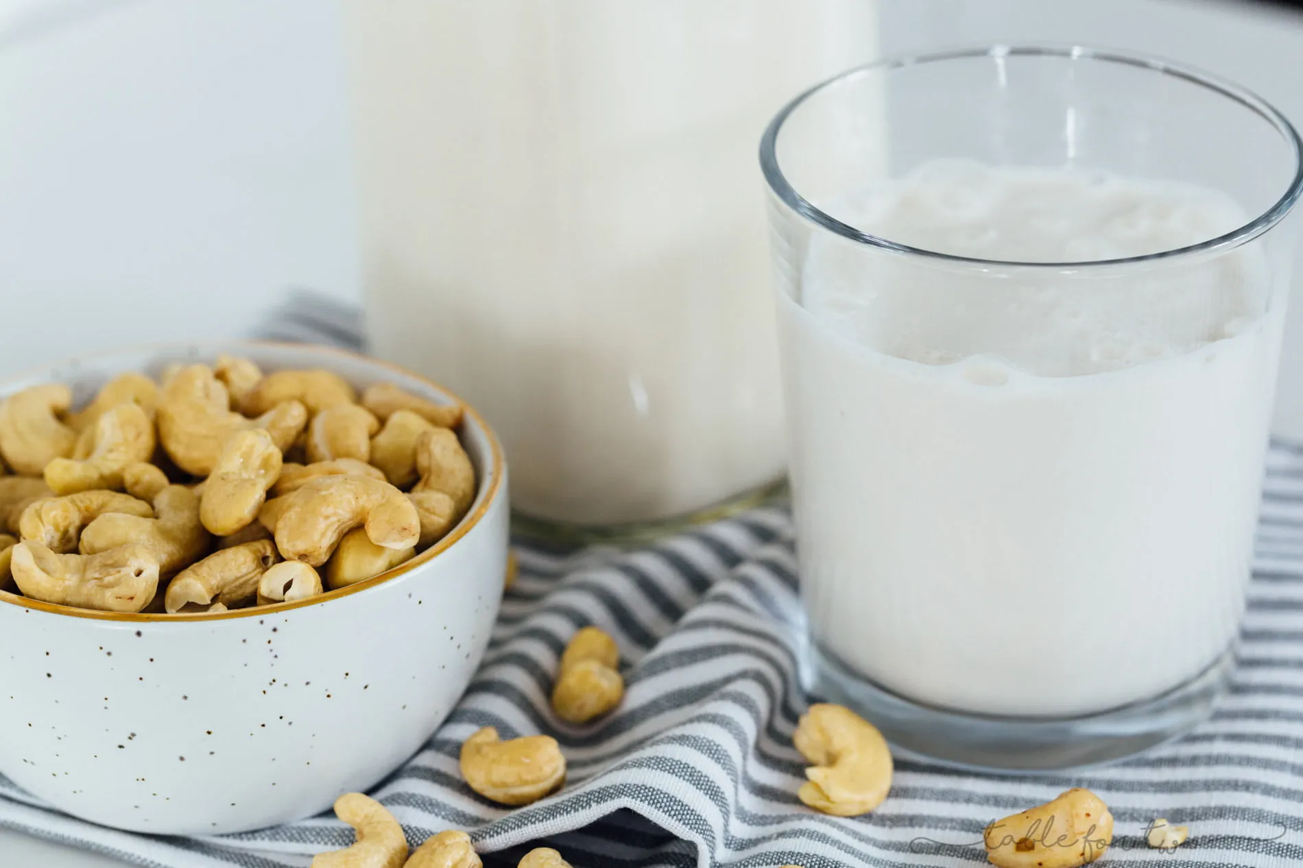 Cashew milk helps prevent cancer and cardiovascular diseases, suitable for everyone, especially pregnant women, children, and the elderly.
