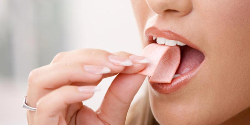 Nhai kẹo cao su sau khi ăn tỏi giúp bạn loại bỏ bớt mùi tỏi khó chịu