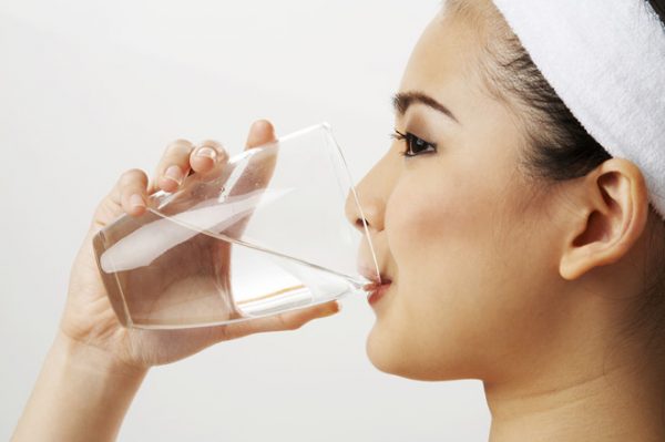 Uống nhiều nước giúp cơ thể bạn loại bỏ các mùi khó chịu của tỏi