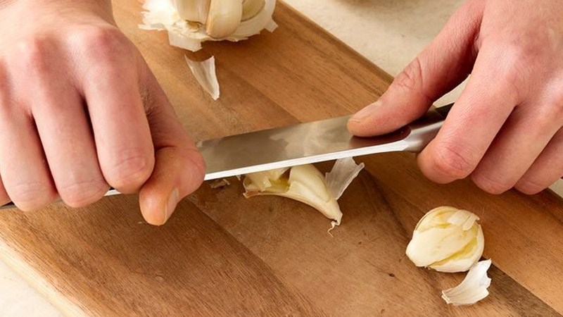 Đập giập củ tỏi trước khi bóc vỏ giúp bạn bóc vỏ tỏi nhanh hơn
